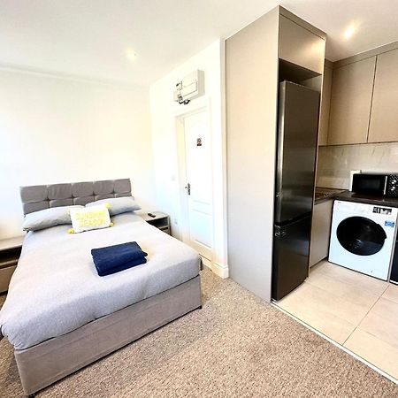 Spectacular Modern, Private Apartment,15 Mins To Central London ヘンドン エクステリア 写真