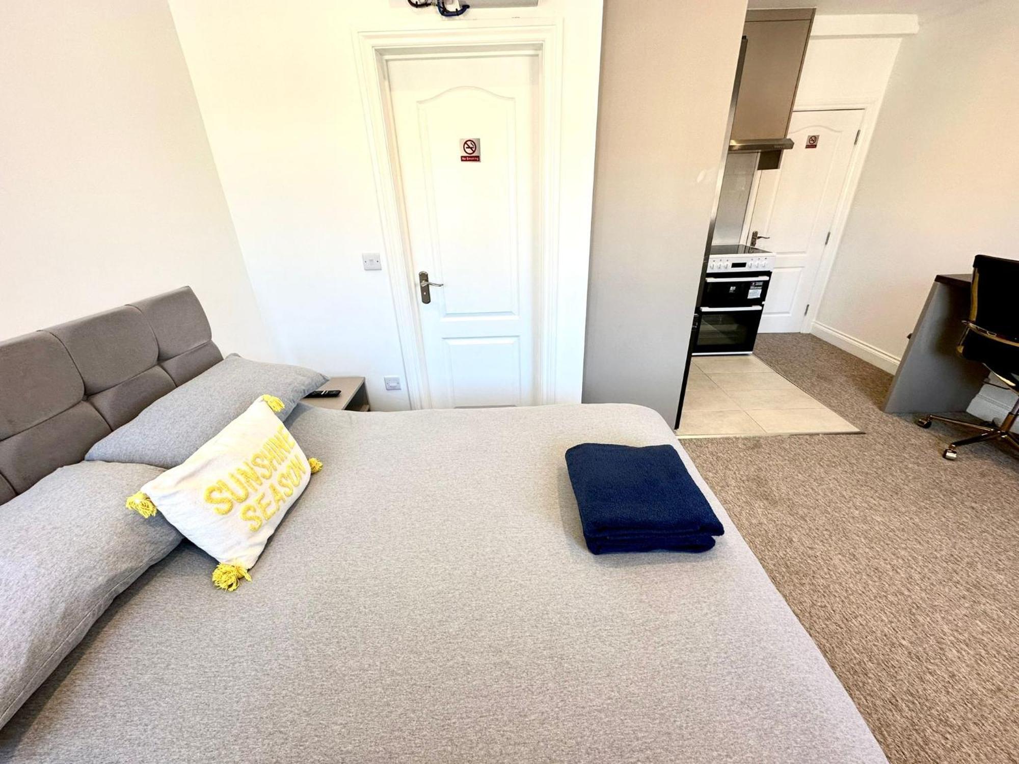 Spectacular Modern, Private Apartment,15 Mins To Central London ヘンドン エクステリア 写真