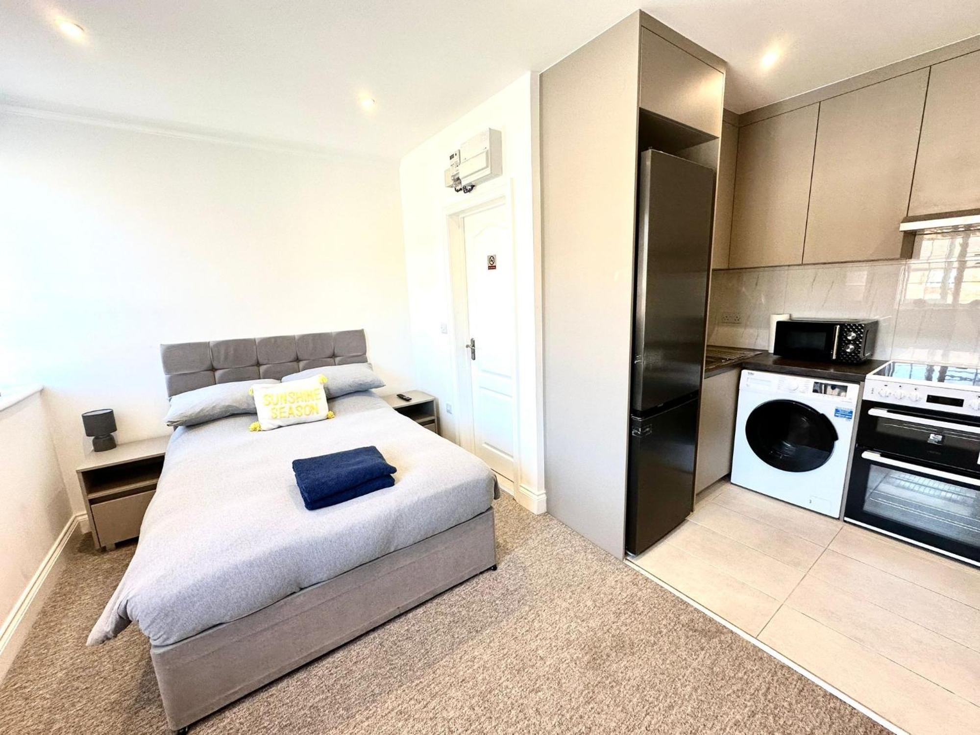 Spectacular Modern, Private Apartment,15 Mins To Central London ヘンドン エクステリア 写真